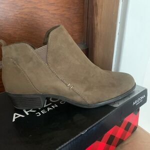 Arizona Jeans women’s ankle boots. Size 8M